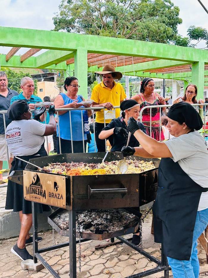 Equipe servindo o público em evento na praça