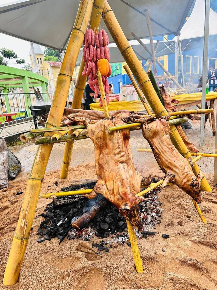 Leitões assando no fogo de chão